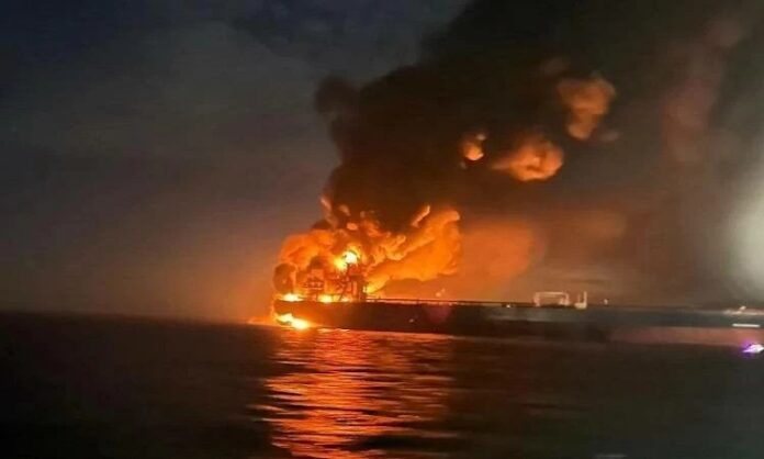 صور لحظة انفجار ناقلة نفط في مضيق هرمز بعدما استهدفها الحرس الثوري الإيراني - صورة أرشيفية